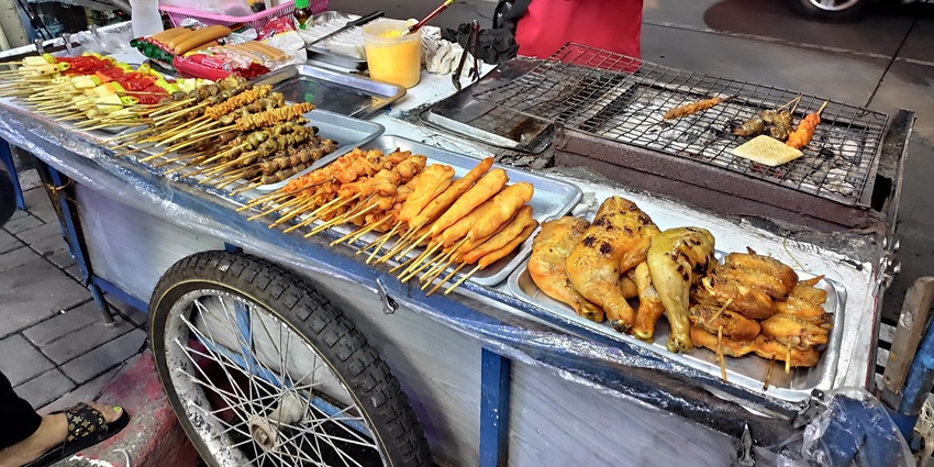 A picture of a local restaurant near Assumption Cathedral, serving delicious Thai food.