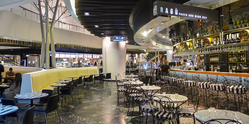 A waterfront dining area near Sea Life Sydney Aquarium, offering a variety of cuisines