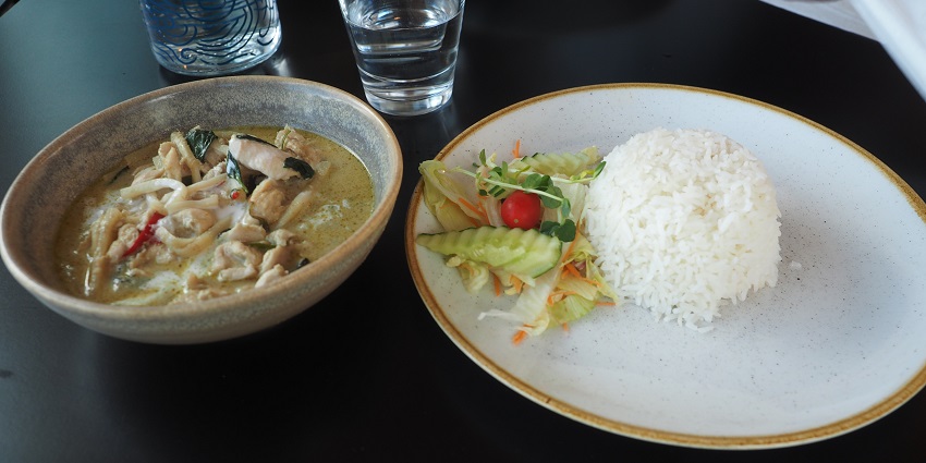 A picture of a restaurant near Dream World Bangkok, serving delicious Thai food.