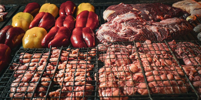 Enjoy authentic Nicaraguan flavours, grilled meats, Peruvian cuisine, and premium steaks.
