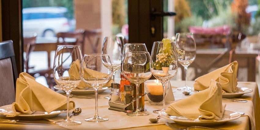An image showing a restaurant with cosy lighting and dining tables resembling food in food courts near Spencer Plaza.