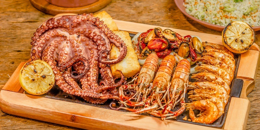 After kayaking in Palolem, you can try delicious seafood at the various outlets here.