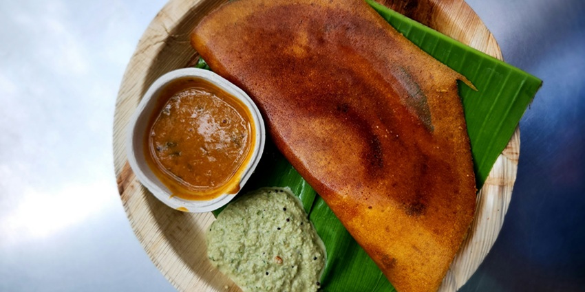There are many eateries in Karnataka offering scrumptious delicacies including dosas.