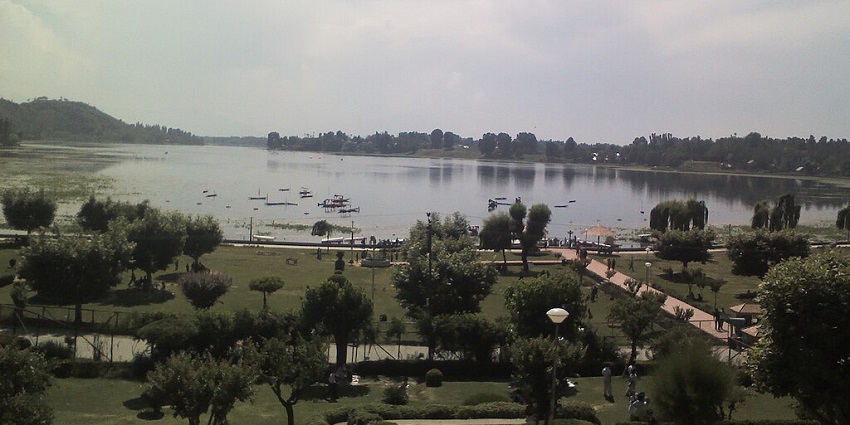 A charming lakeside cottage near Manasbal Lake, offering a peaceful and scenic retreat.