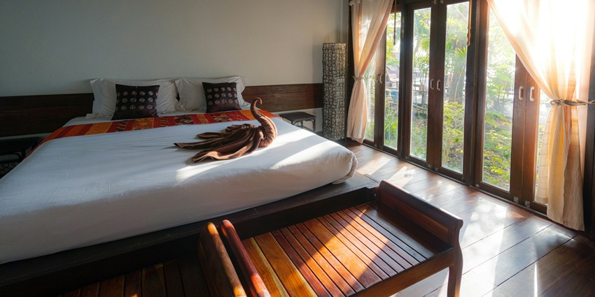 For a stay, hotels like The Himalayan and Solang Valley Resort provide stunning views.
