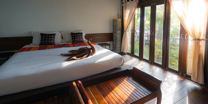 -Travellers visiting the food street have a variety of accommodations to suit different budgets.