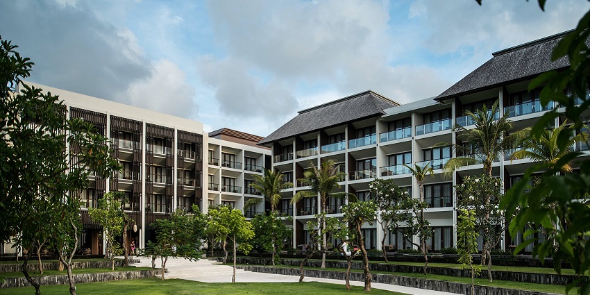 Find accommodations near Aling Aling Waterfall, from beachfront resorts to serene mountain retreats