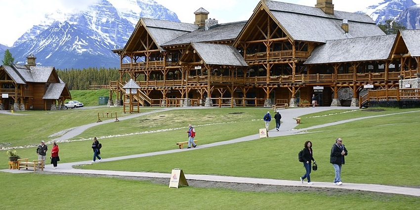 Lake Louise Lodge with roads and people walking along the pathways on a clear day