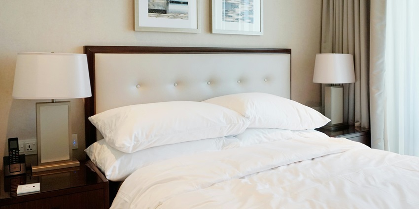 Luxurious beachfront resorts near Jimbaran Beach offer ocean views, fine dining, and relaxing spa treatments.