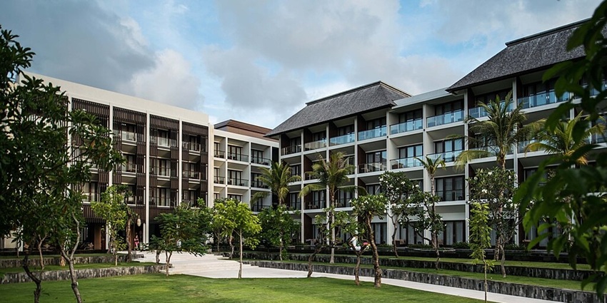 Enjoy beachfront luxury, tropical gardens, and vibrant stays near Kuta Beach with top accommodations.