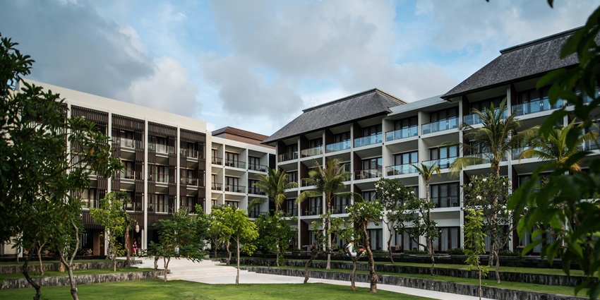 Experience luxury, comfort, or budget-friendly stays amid Ubud’s lush jungles and Balinese hospitality.