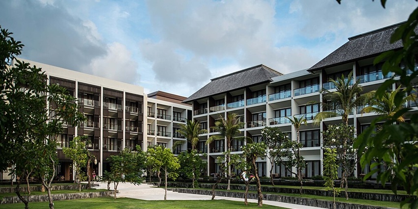 Find luxury or budget stays near Tanah Lot Temple, with scenic views and relaxing amenities