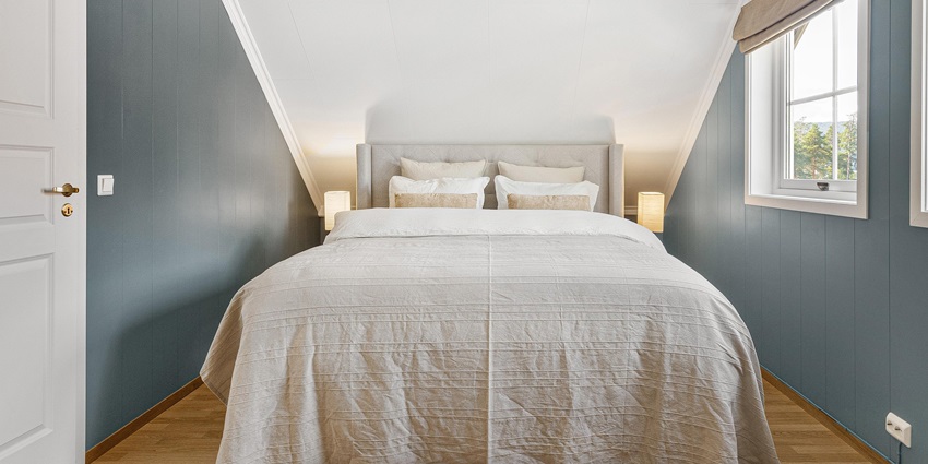 A charming hotel near Barron Falls offers a comfortable stay with rainforest views.