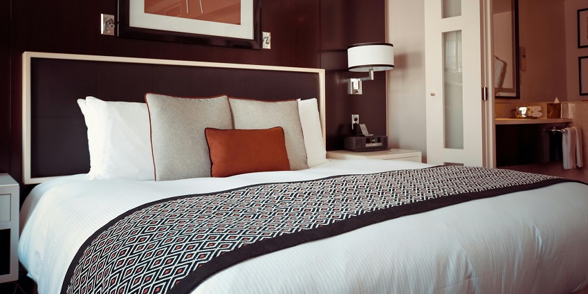 An image of a cosy hotel room similar to one near the Jain Temple in Dubai.