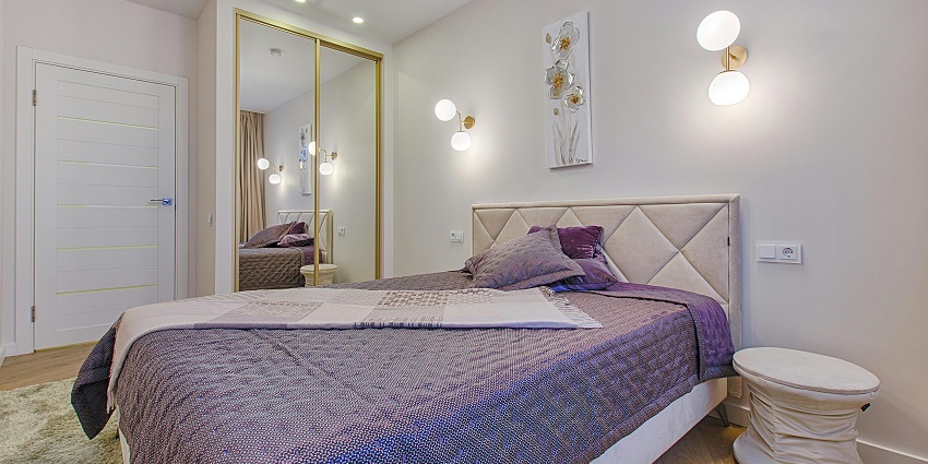 A view of one of the rooms at a hotel in this town that provides twin beds