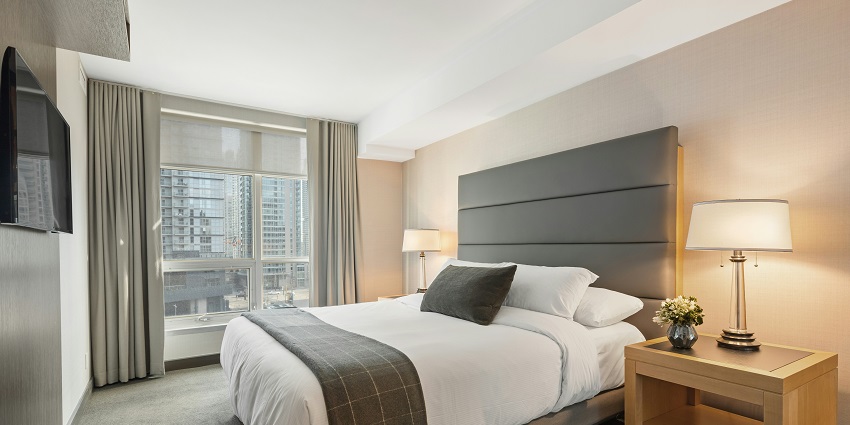 A picture of a hotel room, one of the accommodations near Sathorn Unique Tower.