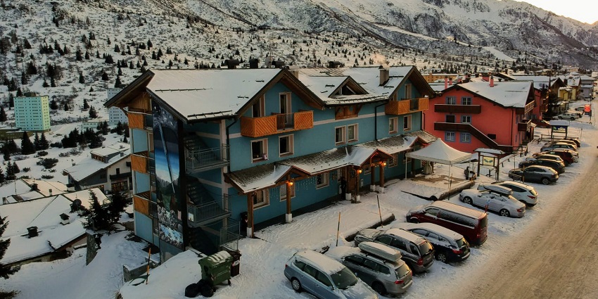 This destination boasts diverse accommodations, including Hotel del Tarter’s cosy rooms with stunning mountain views.
