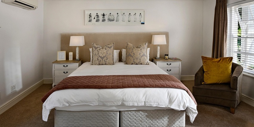 Modern bedroom with stylish interior design, featuring a large bed and cosy atmosphere