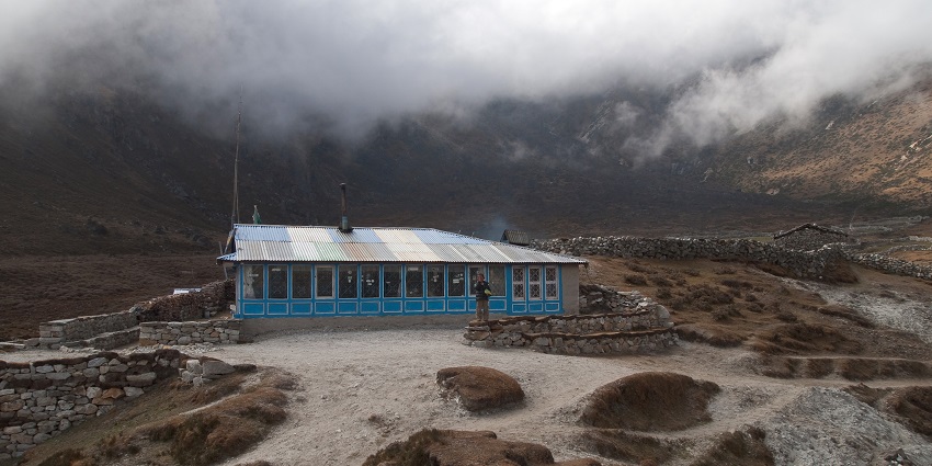A cosy homestay on the lap of lush snowy hills surrounded by clouds and mountains