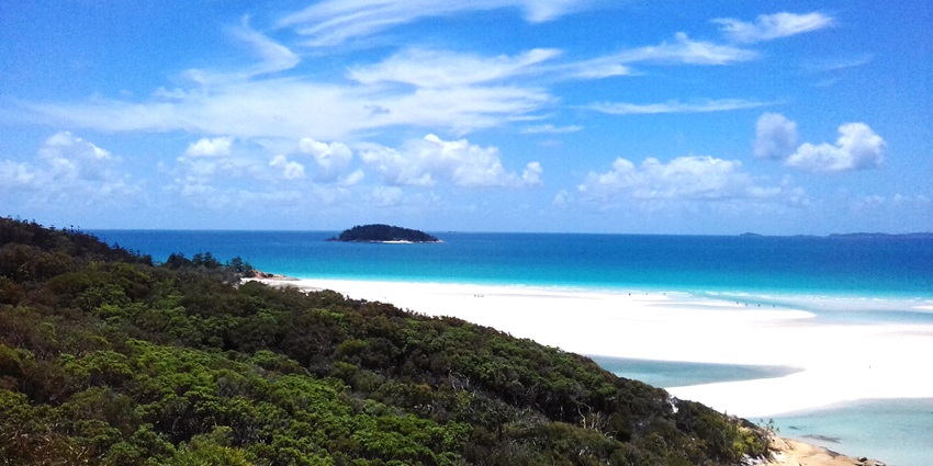 Explore the pristine beaches and glistening waters of the Whitsunday Islands.