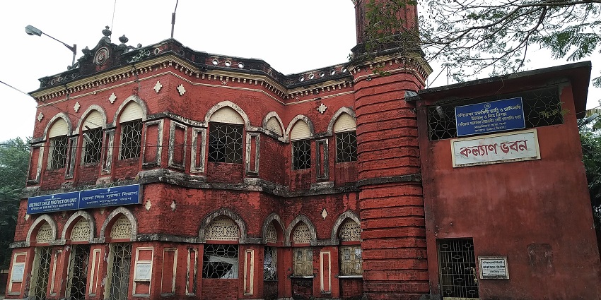Visit Moti Mahal, a stunning place to visit to witness intricate architecture