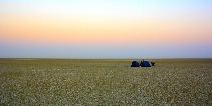 An image of the largest salt water lake in India, Sambhar lake which is a a salted bed