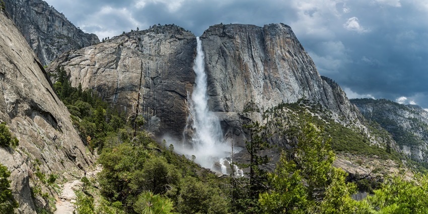 Admire one of the tallest waterfalls in the world, located in California's stunning Yosemite National Park.