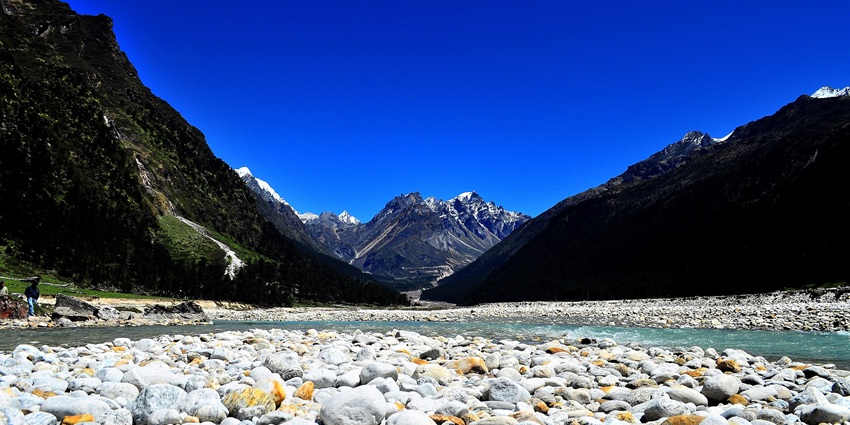 A picture of Yumthang Valley in December, snow-protected with stunning mountain scenery.