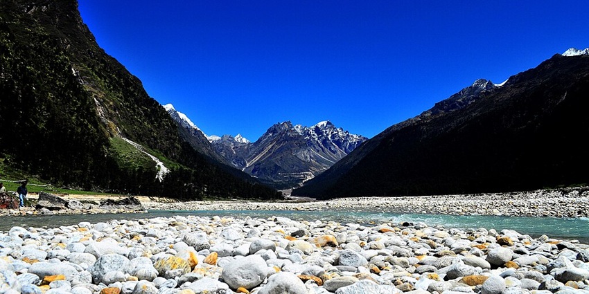 A view of pebbles near a flowing Lachung River in Yumthang Valley of Flowers in Sikkim