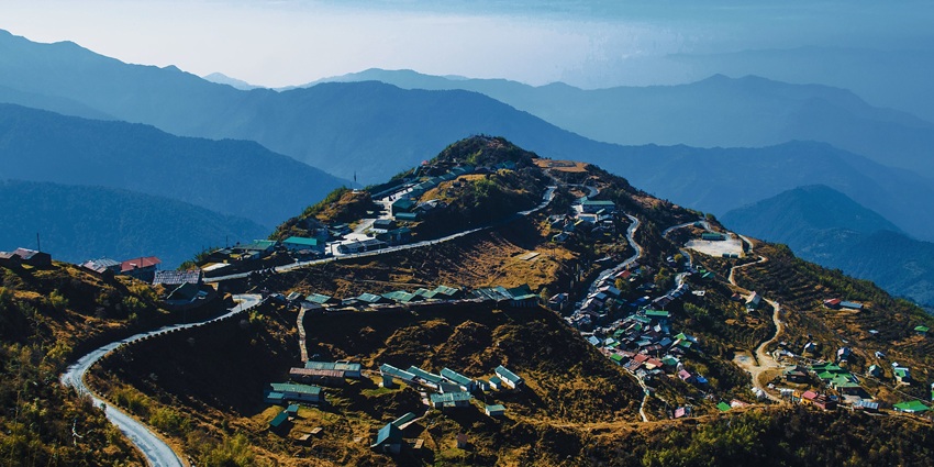 Zuluk village with the serpentine roads, one of the places to visit near Changu lake in April