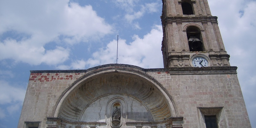 Close-up of the structure of Purisima Concepción against a cloudy blue sky in Zumpango
