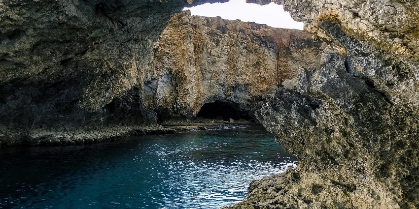 An image showing a water cave with a tunnel-like entrance similar to Luon (Tunnel) Cave.