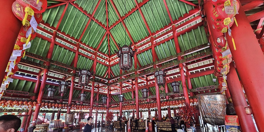Admire Sam Poo Kong Temple, a beautiful Chinese temple with deep historical significance.