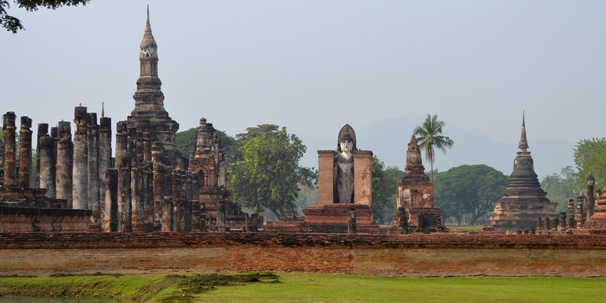 Witness these cultural events and learn more about Thai traditions at Wat Mahathat.