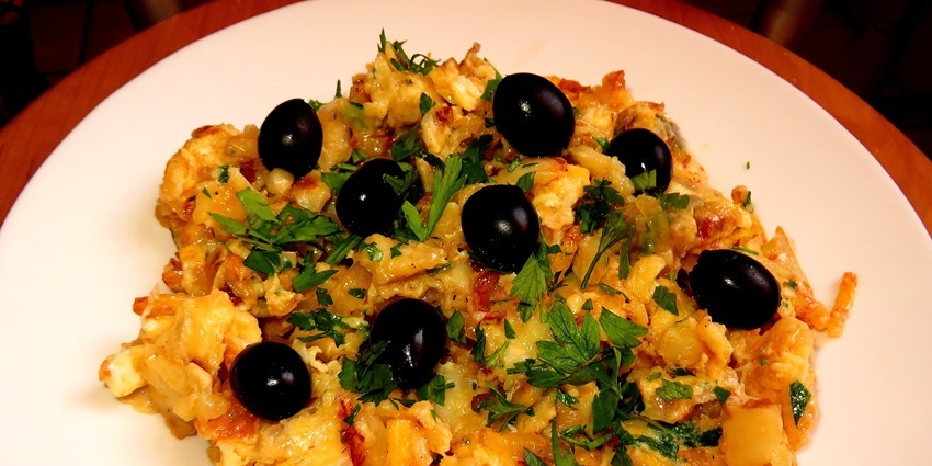 An image of a plate of Bacalhau à Brás, a tourist favourite among the famous food in Portugal.