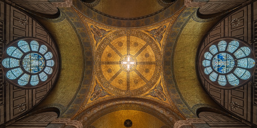 The ceiling of the Erlöserkirche in Bad Homburg features intricate gold mosaics.