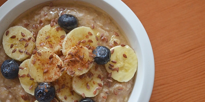 An image showing a bowl of muesli, a breakfast dish similar to Birchermüesli with grains and fruit.