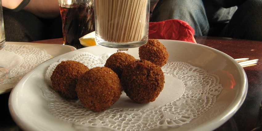 An image of Bitterballen, a tourist-preferred dish and popular food in Netherlands.