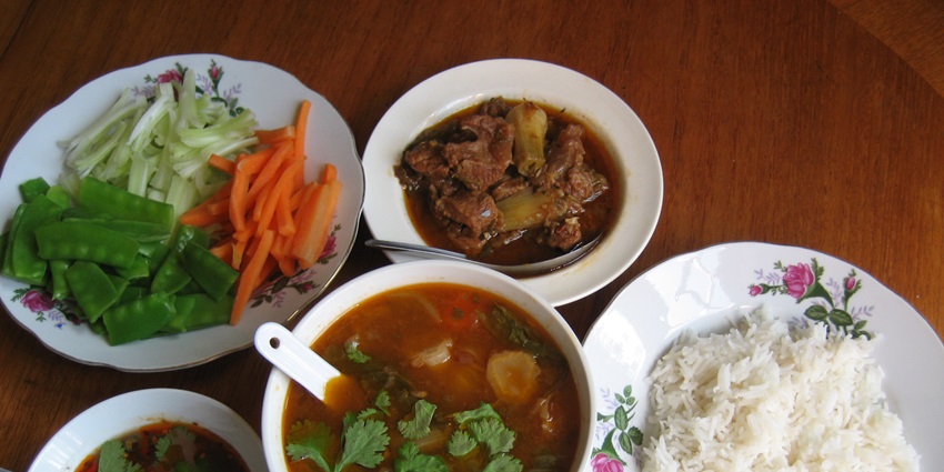 An image of a Burmese Curry dish, one of the best and most famous food in Myanmar.