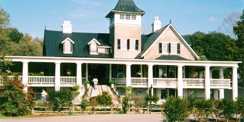 A historic coastal city with pastel antebellum homes, cobbled streets, and Southern charm.