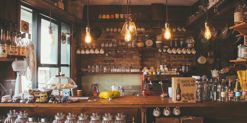 Chinchibira crafts signature cocktails, adding elegance to nightlife in Rosario Argentina.