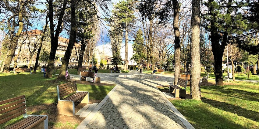 Shaded tree groves and walking paths in Pejë’s central City Park ‘Karagaç