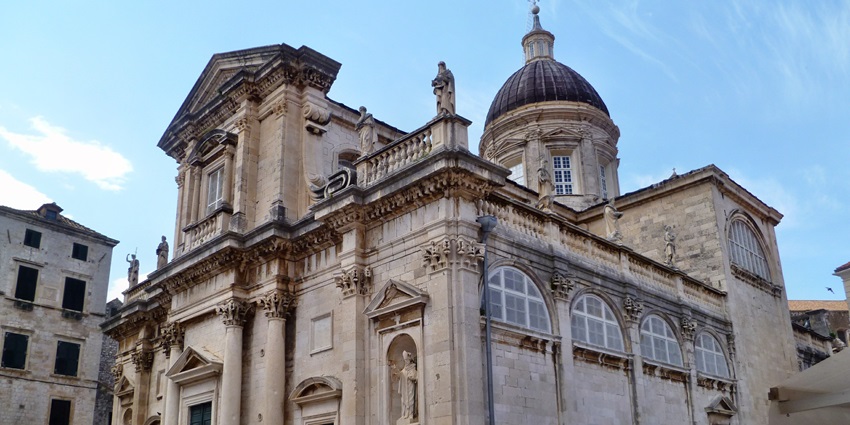 Panoramic view of Dubrovnik Old Town’s terracotta rooftops against Adriatic