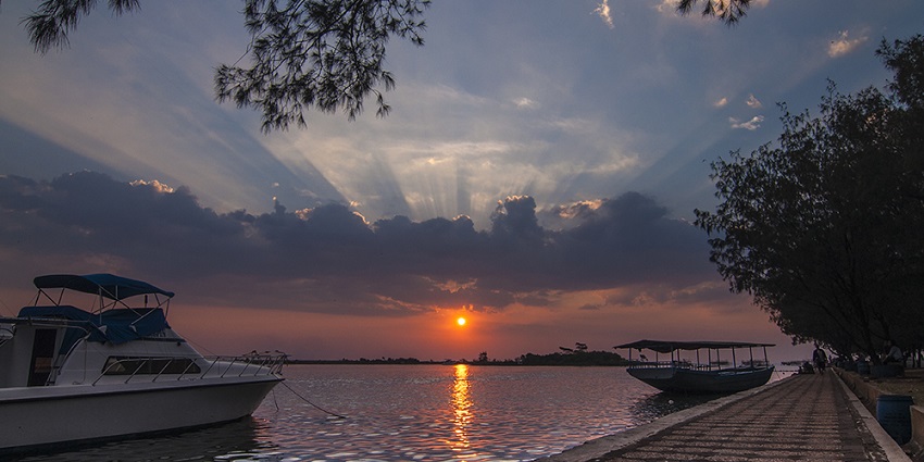 Enjoy a stunning beautiful sunset at Marina Beach, a peaceful coastal escape.