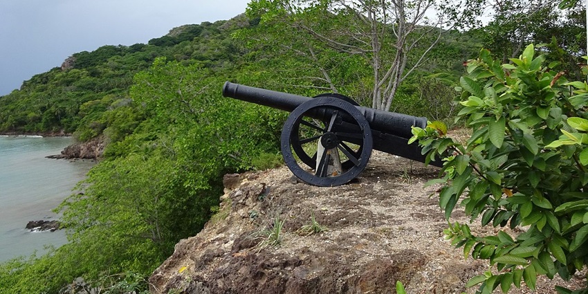 A picture of a canon at a fort’s outer wall, which is one of the best places to visit in isla de Providencia