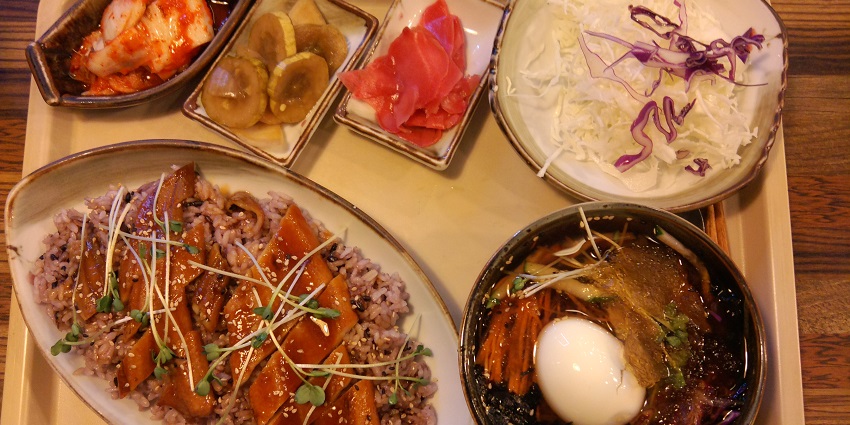 Savour diverse flavours at Newtown’s vegan and global eateries, a foodie’s paradise!