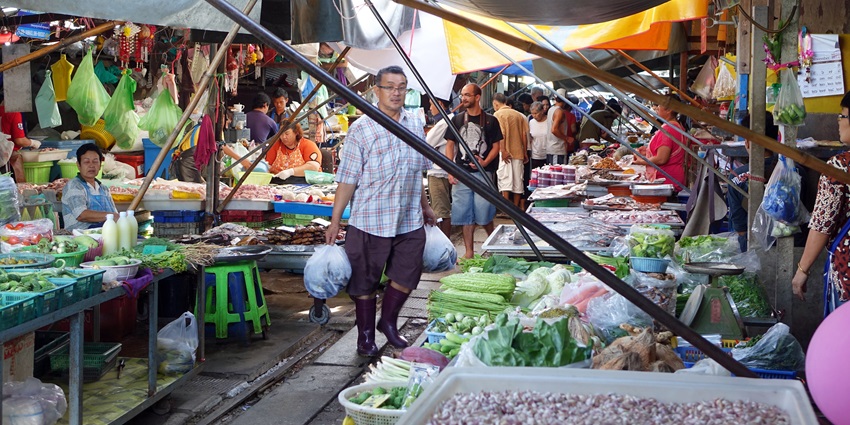 An image of a bustling local market with fresh produce, spices, and authentic Georgian flavours.