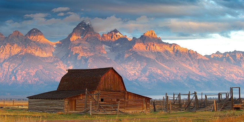 Best honeymoon destinations in the USA in May include Jackson Hole with wildlife, ski resorts, and breathtaking Grand Teton views.