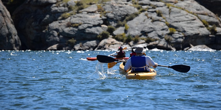 Image of two people in Kayak on a Sunny Day - one of the best things to do in Isla De Providencia