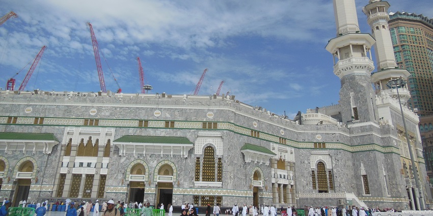 An image of a view of King Fahd Gate, a major tourist attraction near Thowr Mountain.